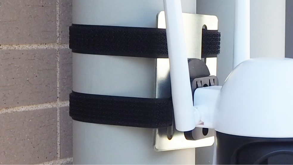 オプション品の取付プレートを用いて設置している様子