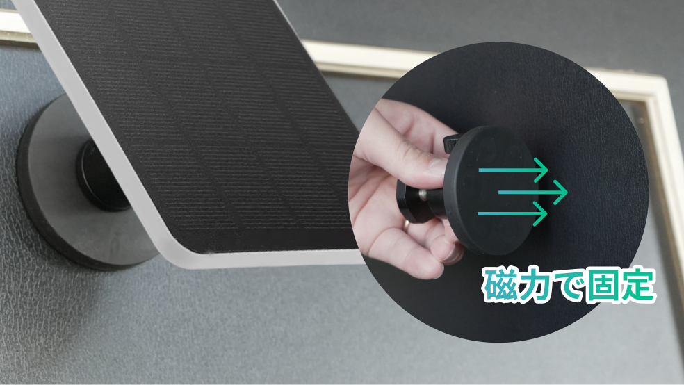 ググッと引っ張ってポールにベルトを装着している様子